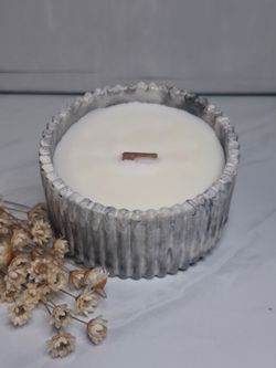 Vela artesanal rayada en marmolado gris oscuro con mecha de madera