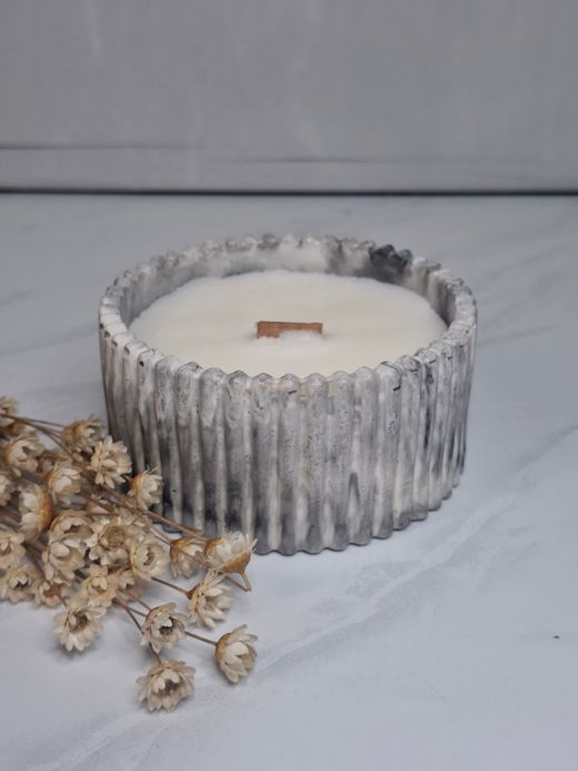 Vela artesanal rayada en marmolado gris oscuro con mecha de madera