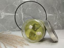 Vela decorativa "té matcha" con cubitos en tarro de cristal con tapa metálica