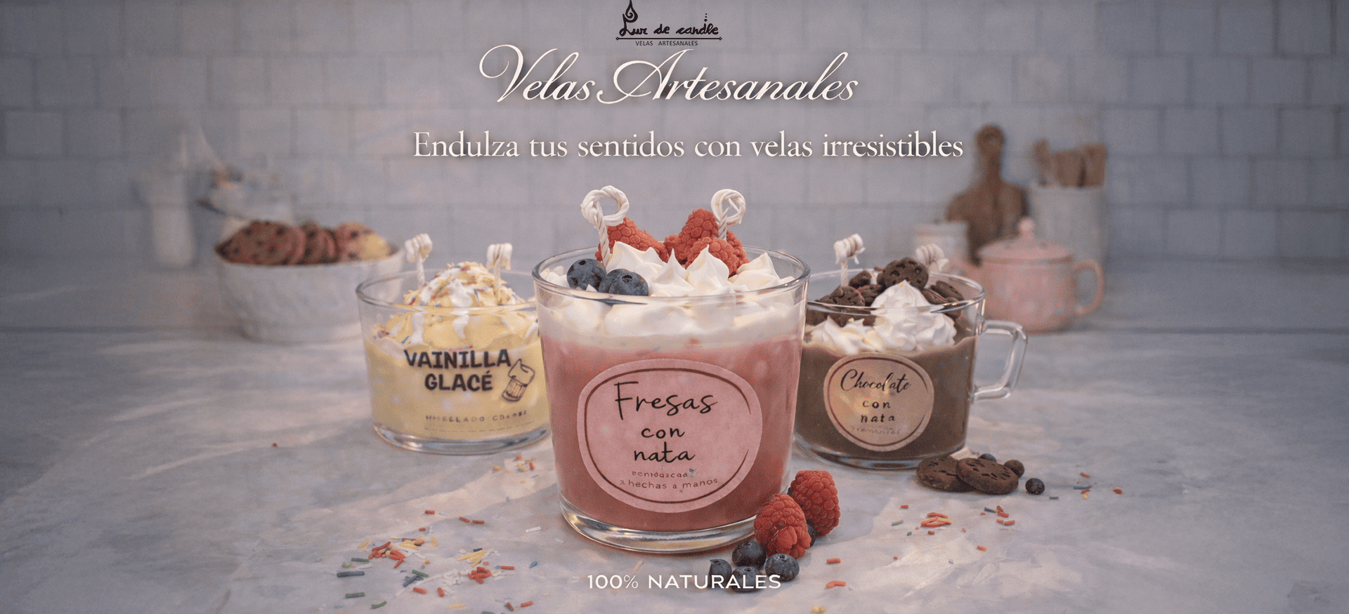 Velas postre en vasos de cristal —“Fresas con nata” y “Chocolate con nata”— acompañadas de frambuesas, galletas de chocolate y la mención de una variedad “Té Matcha”, junto al texto “Las velas más dulces, con auténtico aroma a postres, 100 % naturales y h