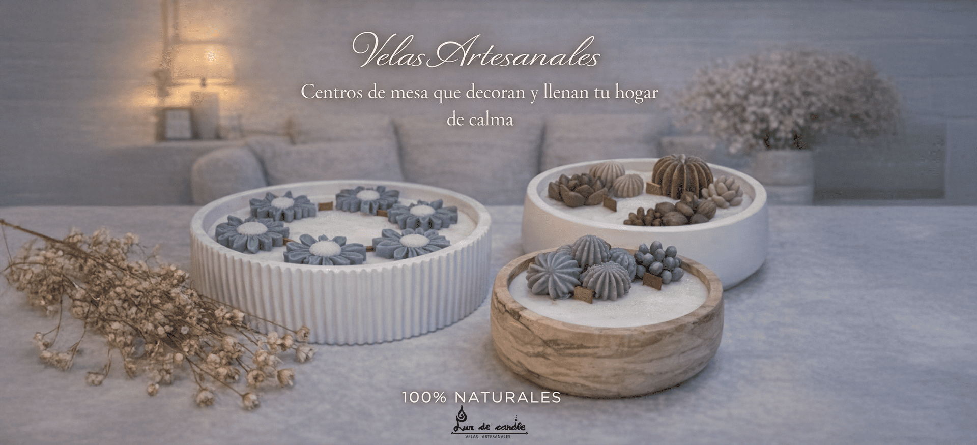 centros de mesa con velas artesanales en recipientes adornados con flores y cactus de cera, y los textos “100 % naturales” y “hechos a mano”.